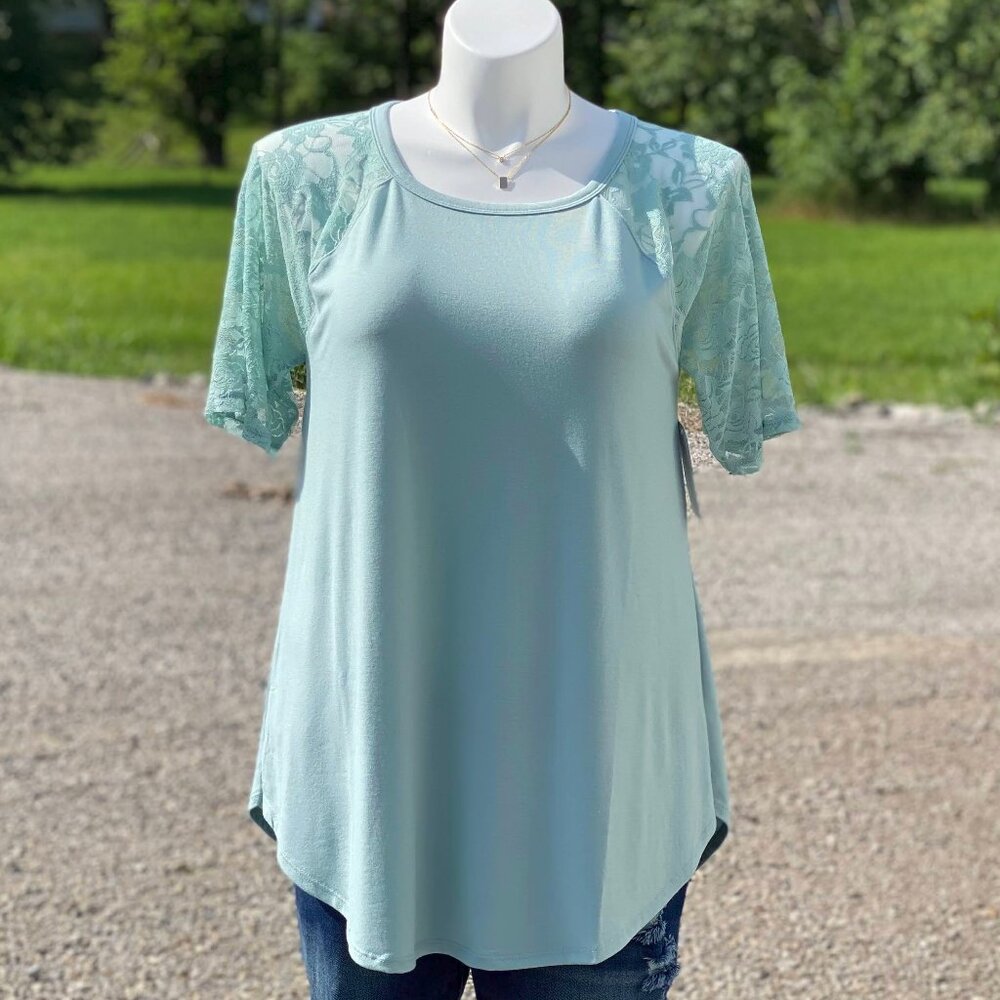 Women's plus lace shoulder top NWT